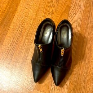 Simple styled black women shoe size 6